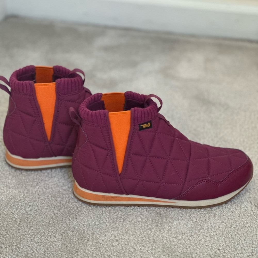 Winter boots TEVA burgundy size 8